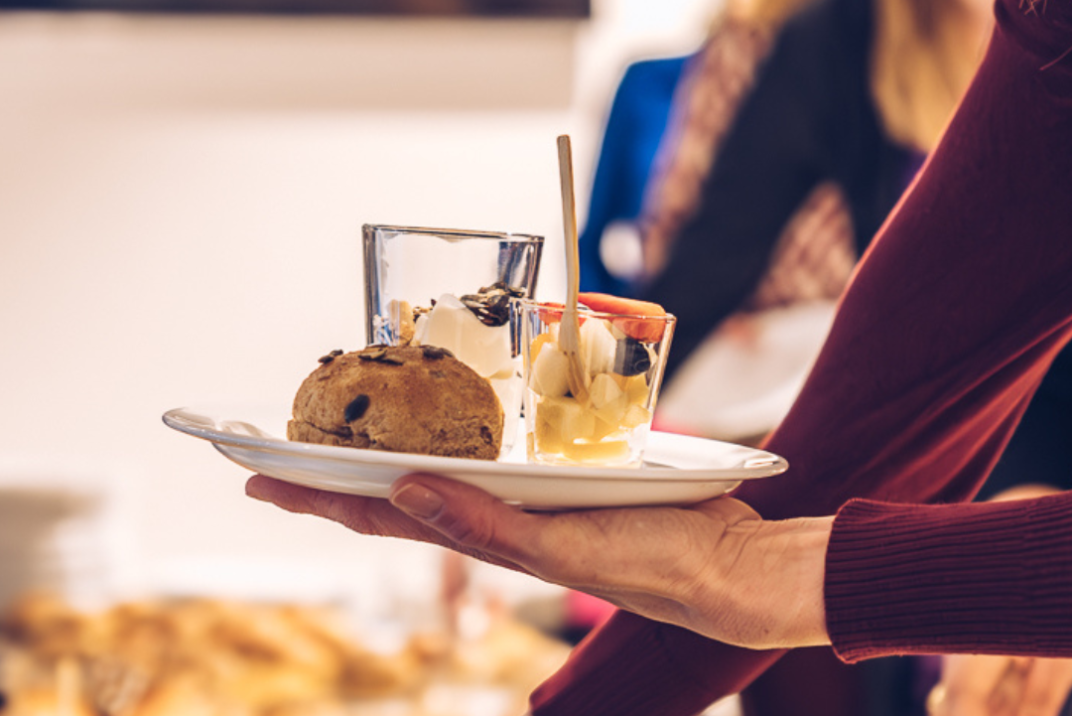 De bijeenkomst rondom Internationale Vrouwendag startte met een ontbijt, waarna de aanwezigen met elkaar in gesprek gingen over het thema ‘De politieke participatie van vrouwen’.